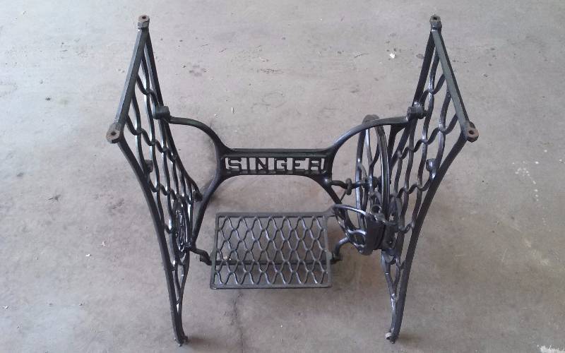 lot 5 image: Antique Singer Sewing Machine Metal Base
