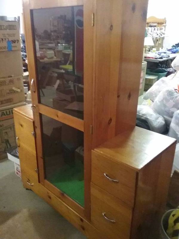 lot 73 image: Wood Gun Cabinet with Key