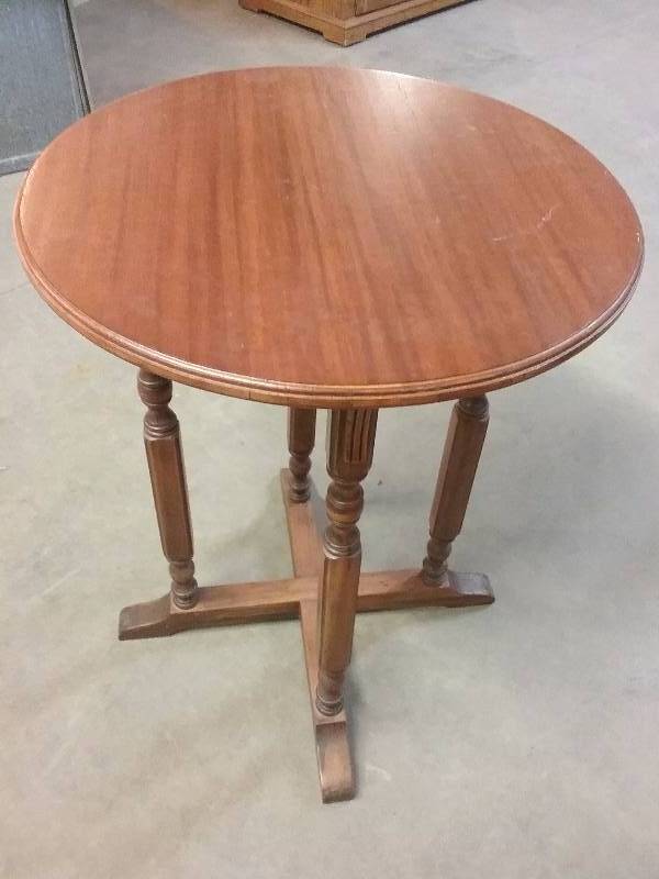 lot 74 image: Wood Round Side Occassional Side Table, Very nice