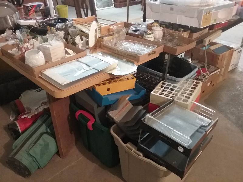lot 76 image: Lot - Misc Glassware, Figurines, Collectibles, etc