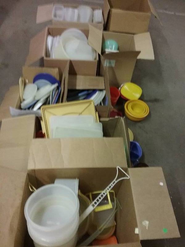 lot 79 image: Lot - Misc Tupperware