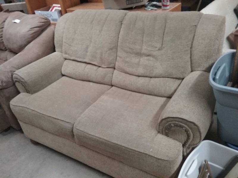 lot 82 image: TanBrown Tweed Loveseat