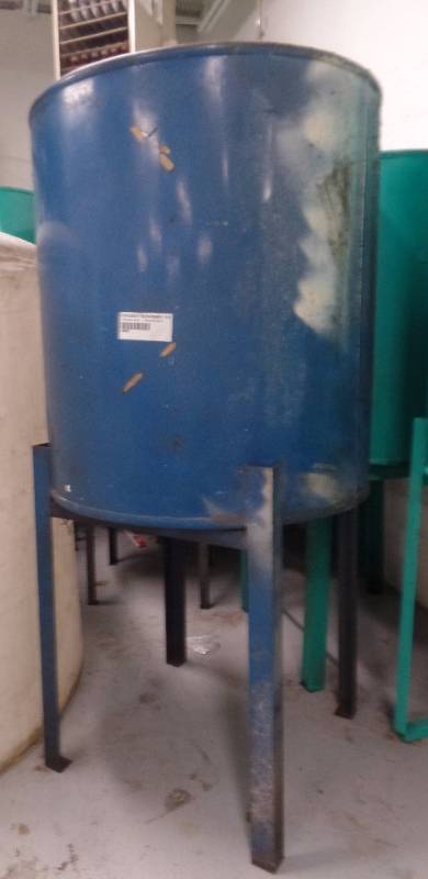 300 GALLON STEEL TANK