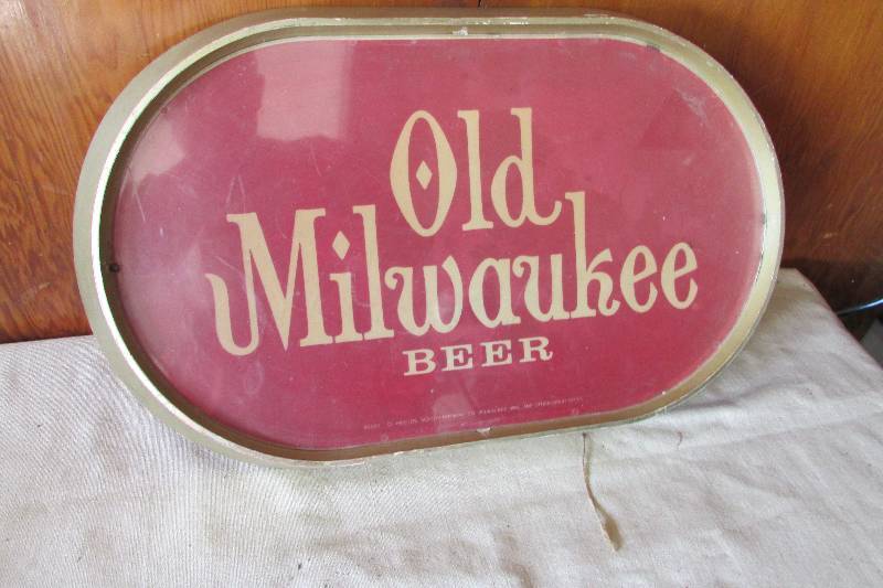 lot 7 image: Vintage Old Milwaukee Bar Light