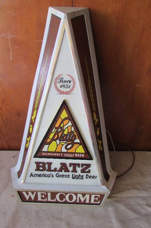 lot 18 image: Vintage Blatz Bar Light