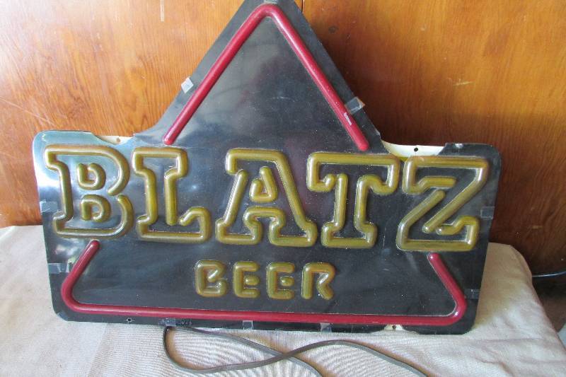 lot 20 image: Vinage Blatz Bar Light