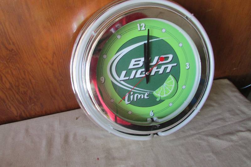 lot 22 image: Bud Light Clock