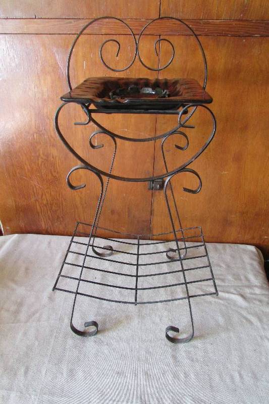 lot 26 image: Vintage Ash TrayStand