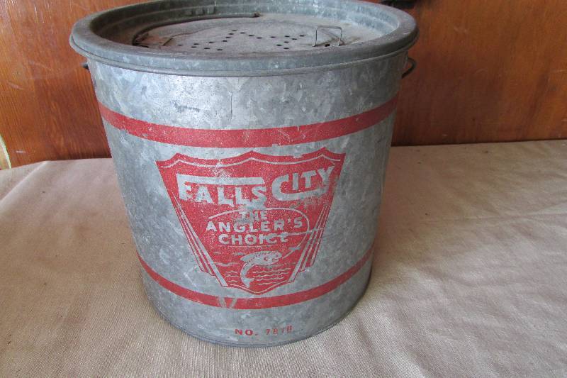 lot 29 image: Vintage Minnow Bucket