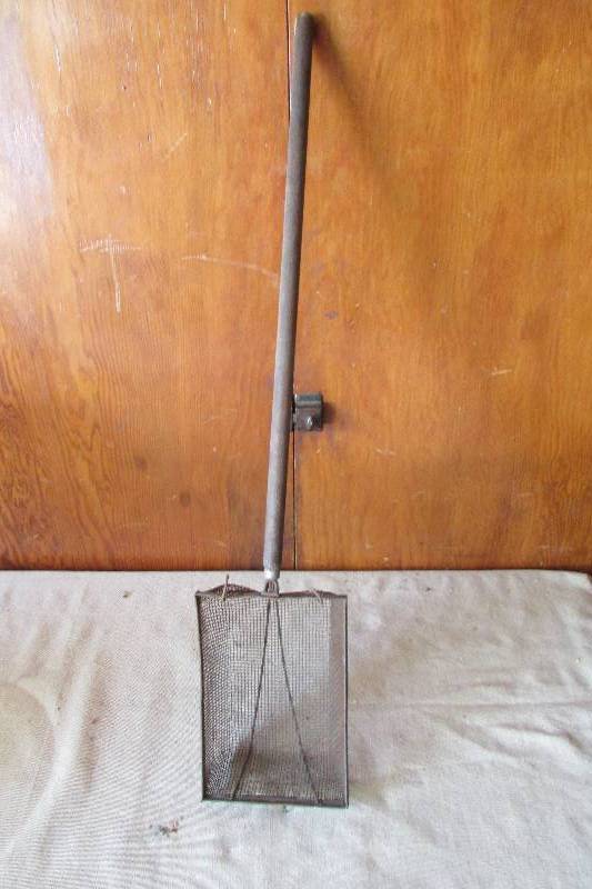 lot 30 image: Vintage Minnow Dipper