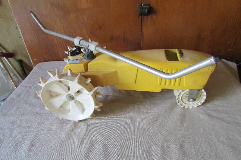 lot 34 image: Vintage Nelson Yard Tractor Sprinkler