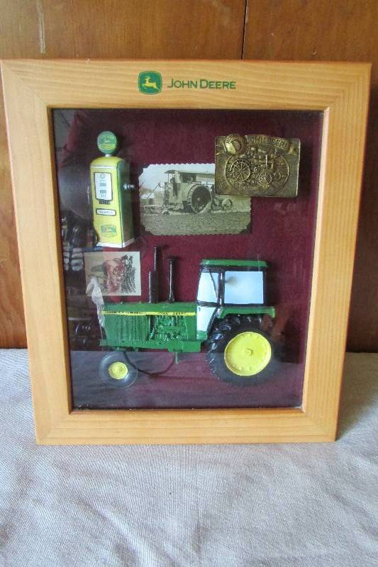 lot 35 image: John Deere Collectors Display box
