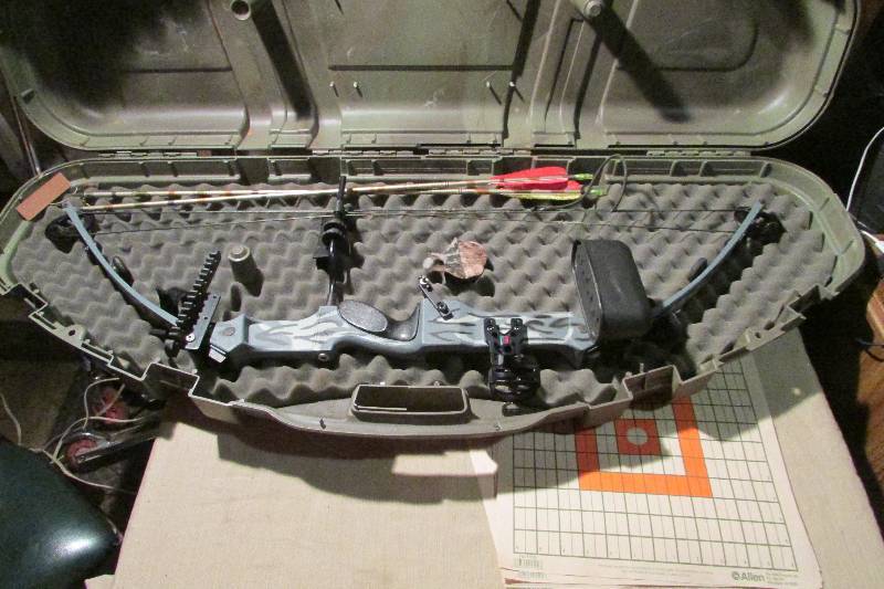lot 45 image: Hoyt Archery Set