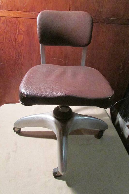 lot 46 image: Vintage Metal Office Chair