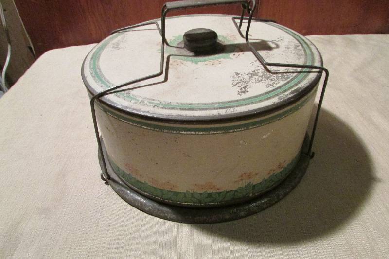 lot 58 image: Vintage Cake Tray