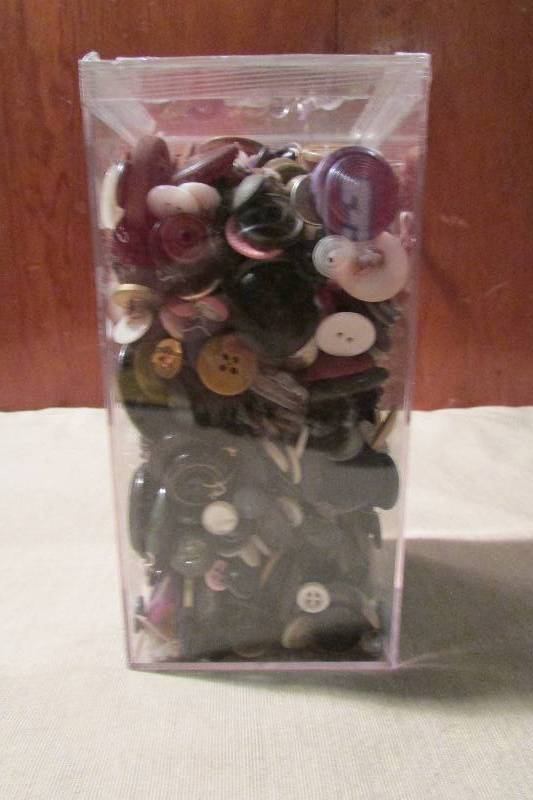 lot 59 image: Vintage Buttons