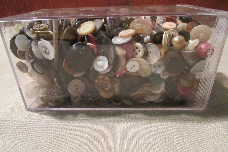 lot 60 image: Vintage Buttons