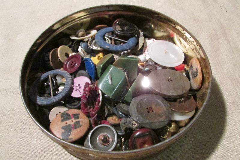lot 61 image: Vintage Buttons