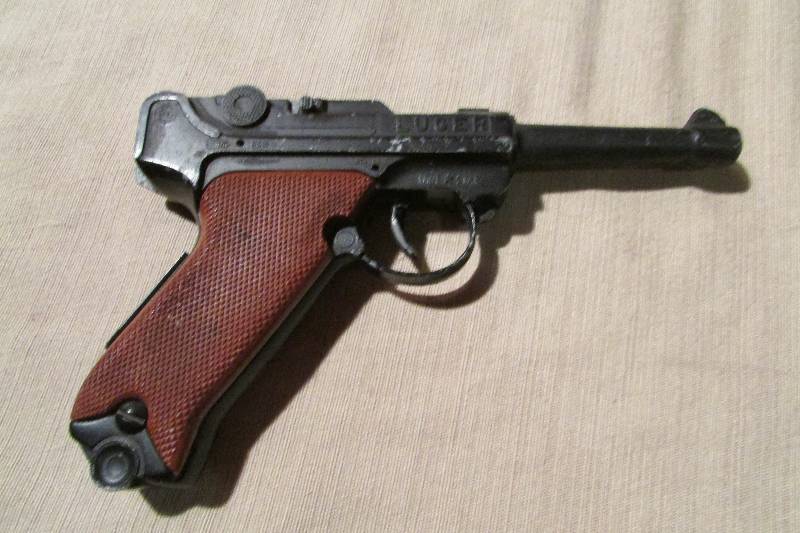 lot 66 image: Vintage Toy Cap Gun