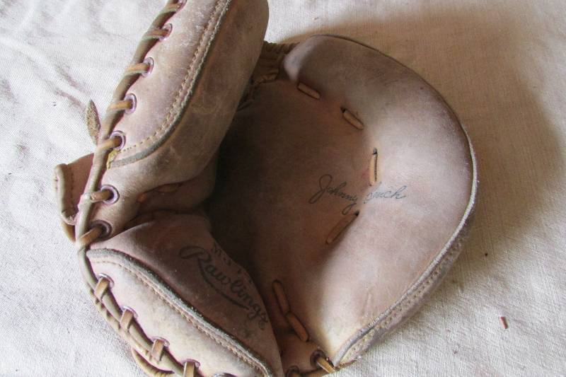 lot 79 image: Vintage Johnny Bench Catchers Mitt