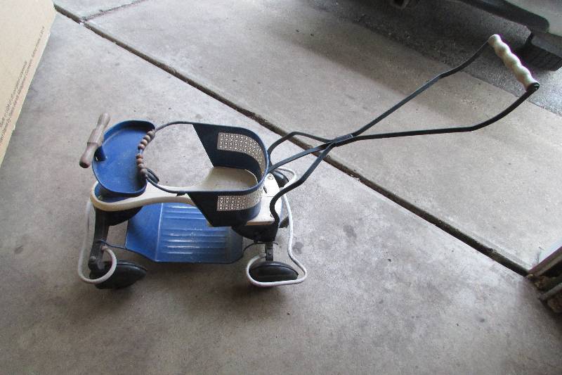 lot 2 image: Vintage Stroller