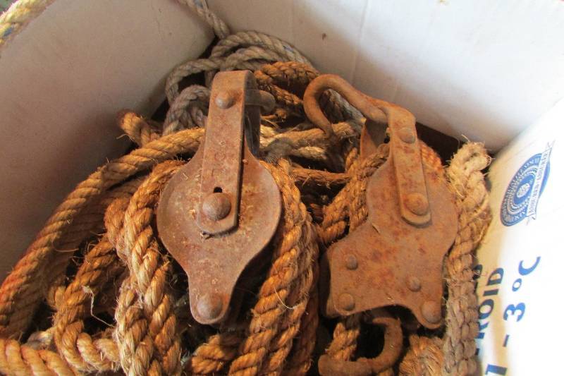 lot 93 image: Vintage Pulleys W Box of Rope