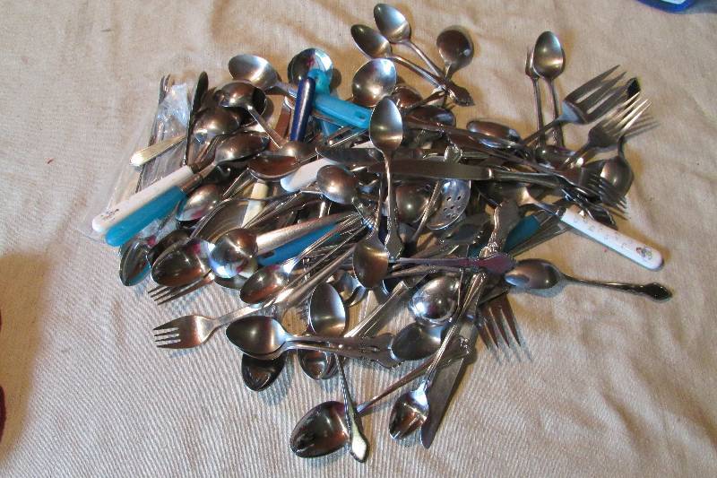 lot 94 image: Vintage Silverware