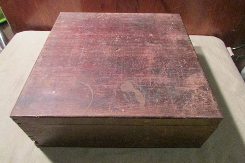 lot 103 image: Vintage Wooden Box