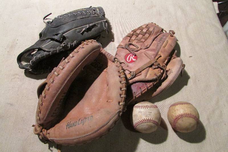 lot 124 image: Baseball Gloves