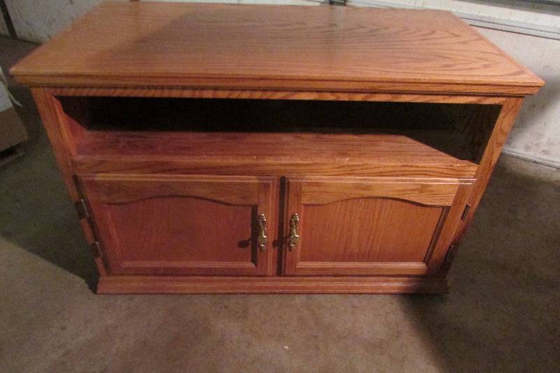 lot 125 image: Solid Oak TV Stand