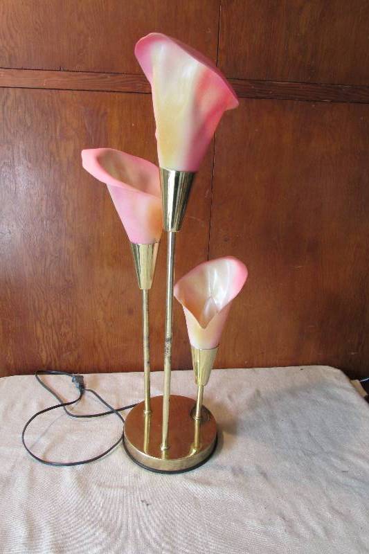 lot 129 image: Vintage Flowered Lamp
