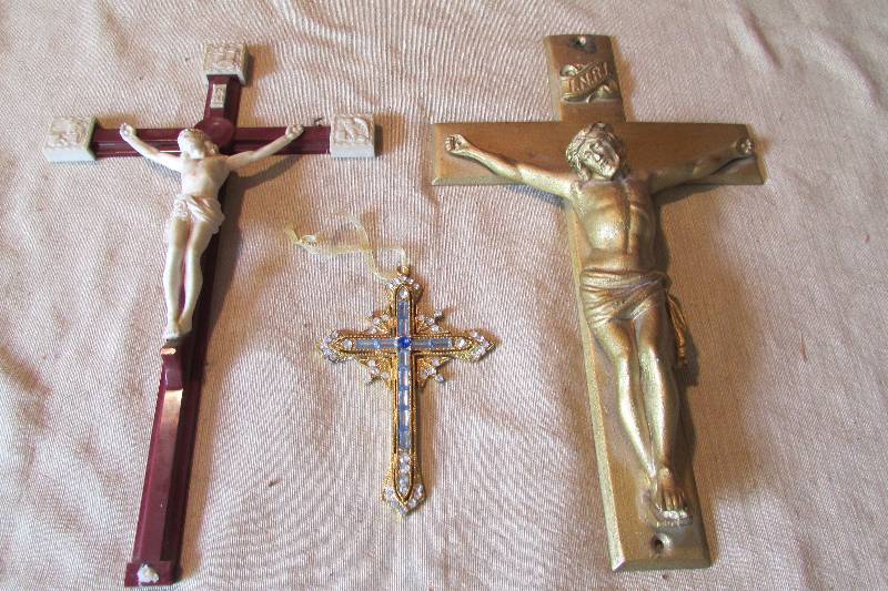 lot 130 image: Vintage Crucifixes