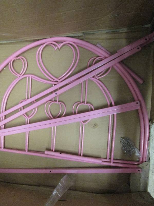 Twin Heart Bed no mattress grate, 7...