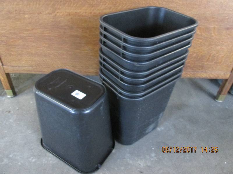 Lot of 10 Rubbermaid trash cans, ne...