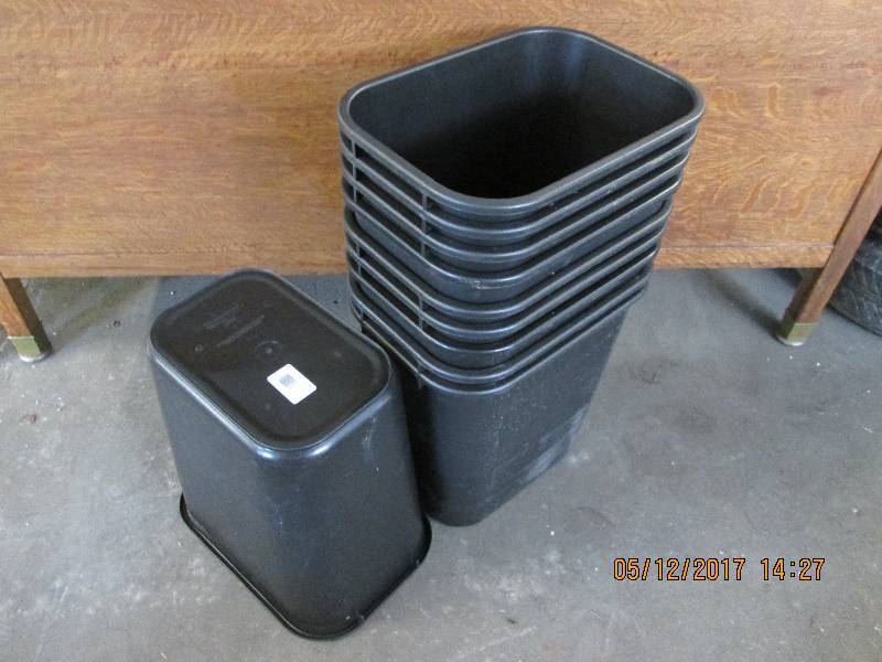 Lot of 10 Rubbermaid trash cans, ne...