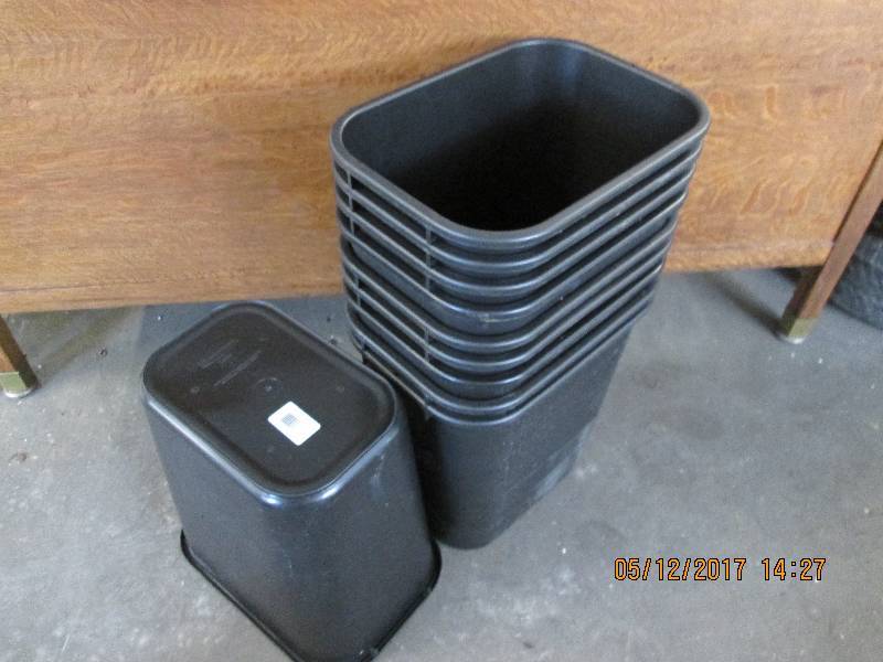 Lot of 10 Rubbermaid trash cans, ne...
