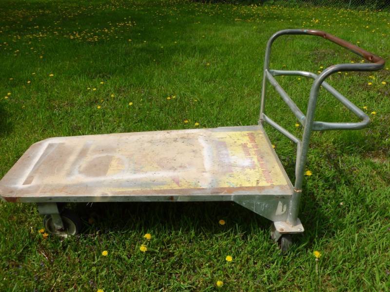 lot 2 image: Flatbed Cart