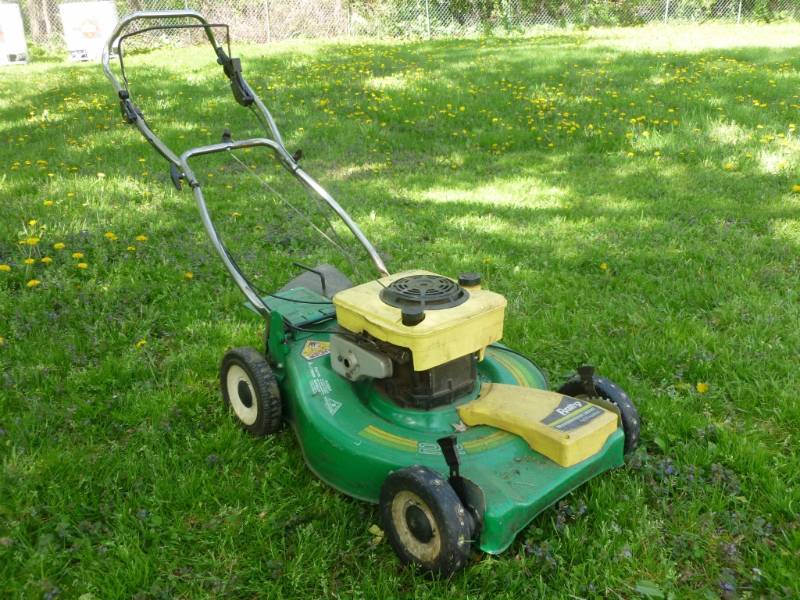 lot 6 image: Push Lawn Mower