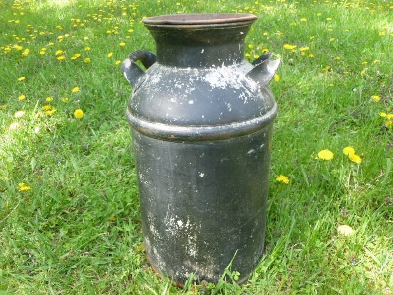 lot 8 image: Vintage Milk Can