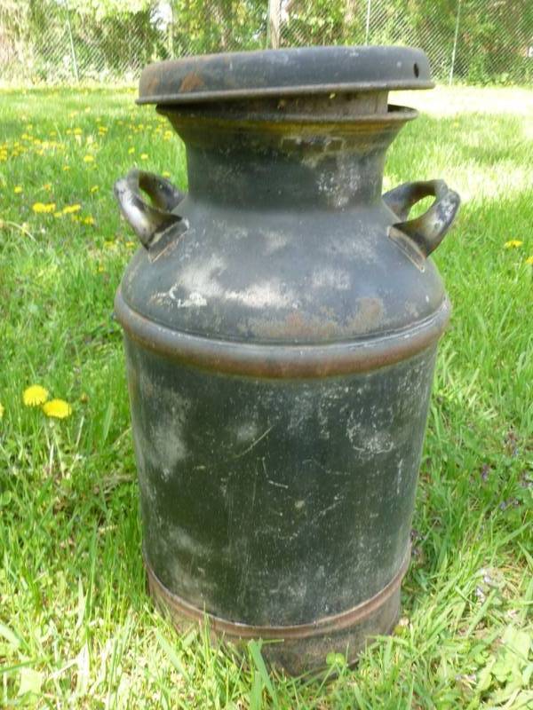 lot 9 image: Vintage Milk Can
