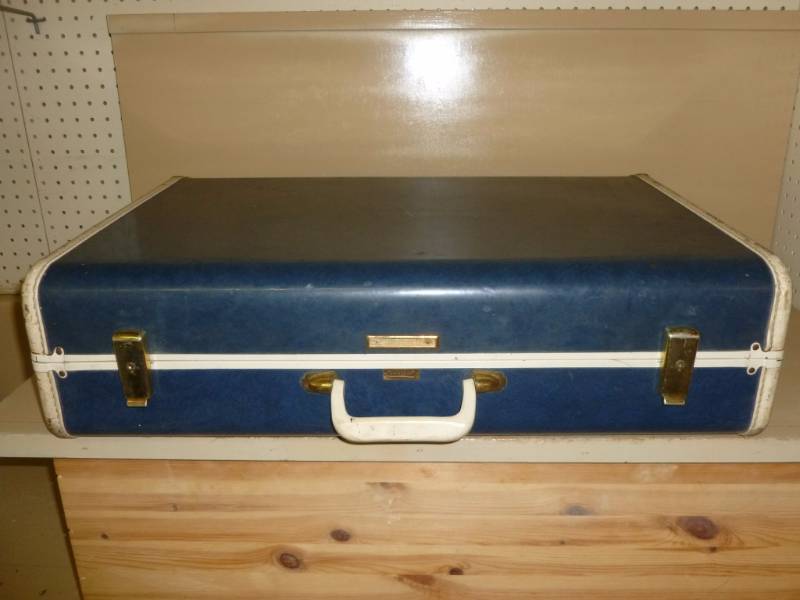 lot 25 image: Vintage Suitcase