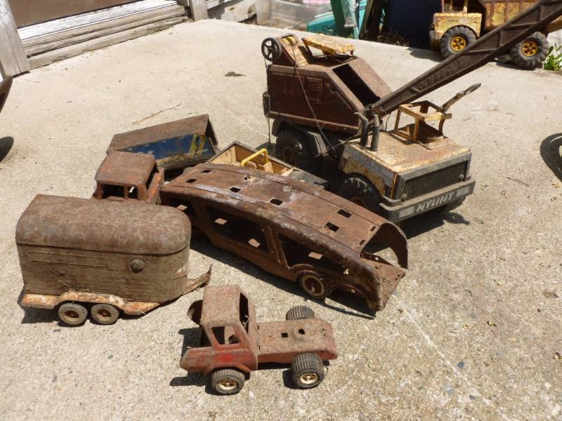 lot 28 image: Metal Toys