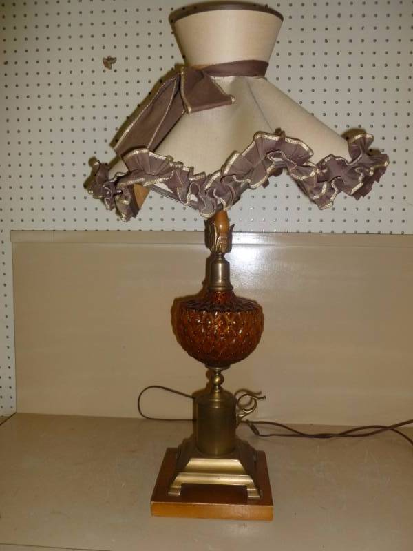 lot 29 image: Vintage Lamp