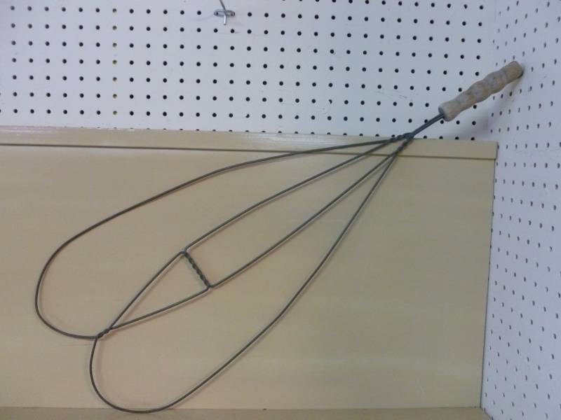 lot 33 image: Vintage Rug Beater
