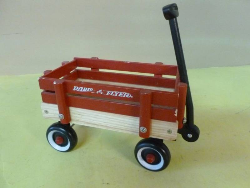 lot 50 image: Radio Flyer Mantle Wagon