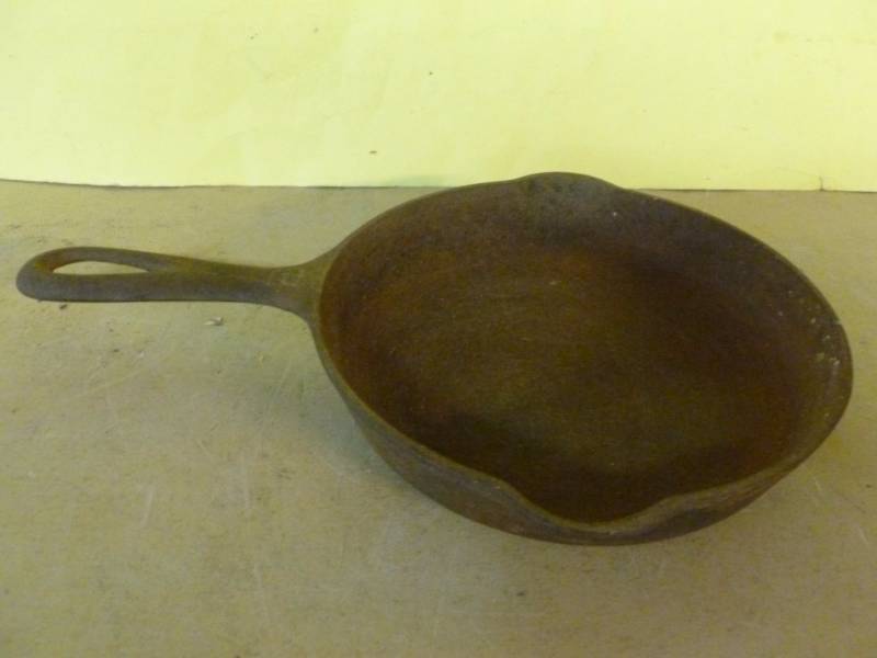 lot 80 image: Vintage Griswold Cast Iron Pan