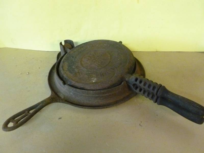 lot 82 image: Antique Griswold Waffle Maker