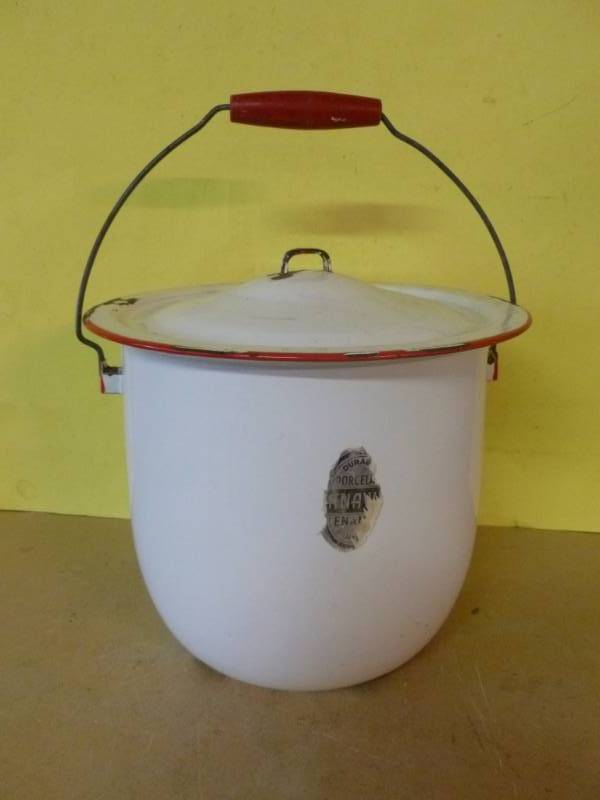 lot 92 image: Vintage Enamelware