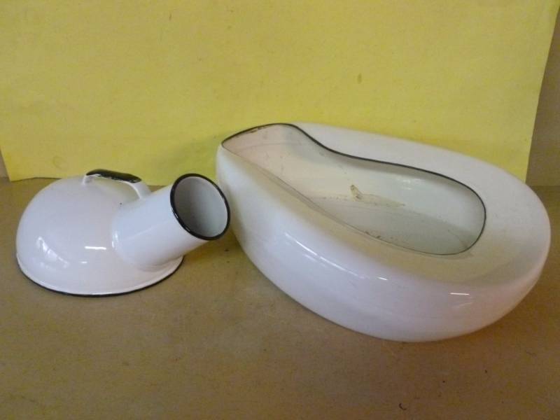 lot 93 image: Vintage Bed Pan