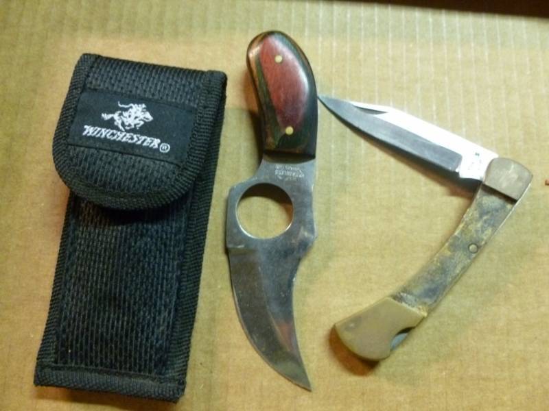 lot 132 image: Knives